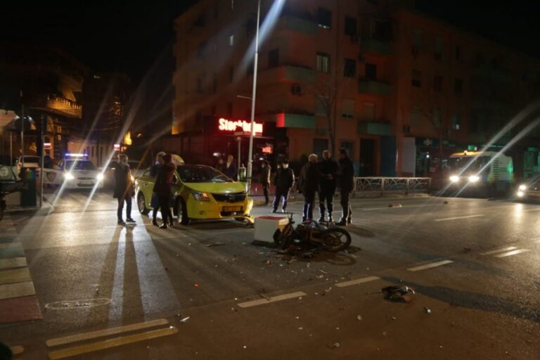 FOTO/ Aksident i rëndë te rruga e Durrësit, një i plagosur