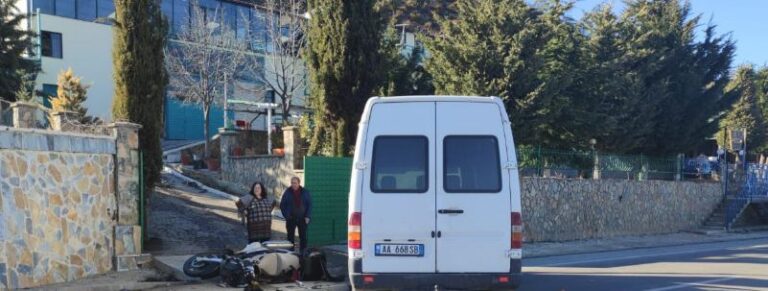 Pogradec, furgoni përplas motorin, plagosen 2 persona