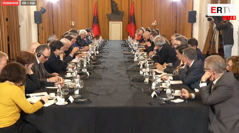 PS-ja fut duart në Reformën në Drejtësi në mënyrë të njëanshme. Pse heshtin ambasadorët e huaj?