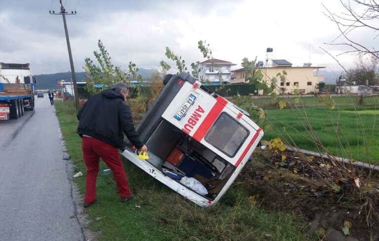 Autoambulanca përplaset me një automjet dhe përfundon në parcelën në anë të rrugës