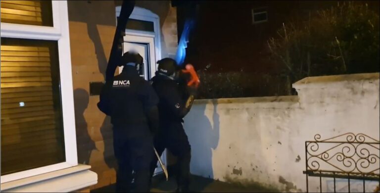 VIDEO/ Fabrika kanabisi në Birmingham. Policia arreston kapon, mes të prangosurve edhe shqiptarë