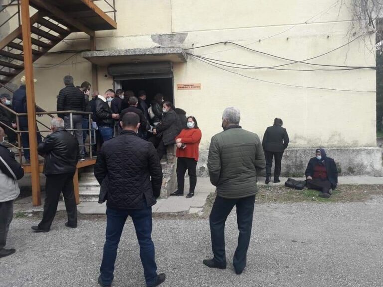 Bardh Spahia: Qeveria dështoi me shëndetësinë, turma njerëzish qëndrojnë para spitalit në Shkodër