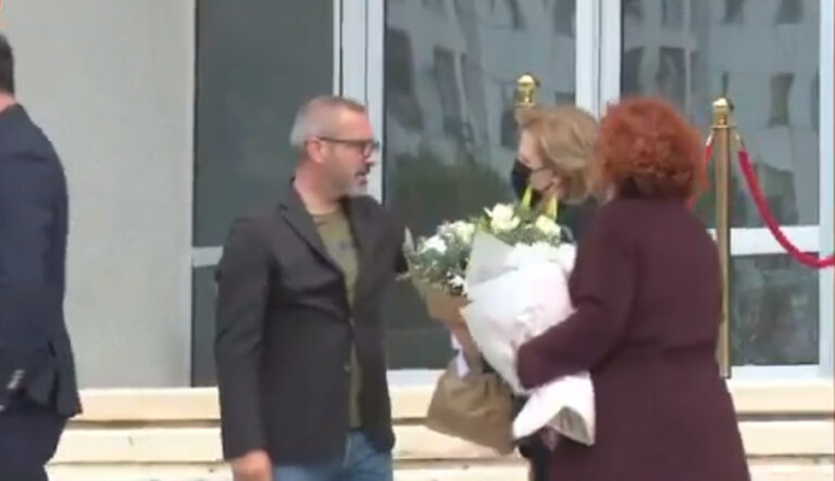 Saimir Tahiri kryen homazhe në nder të Bashkim Finos