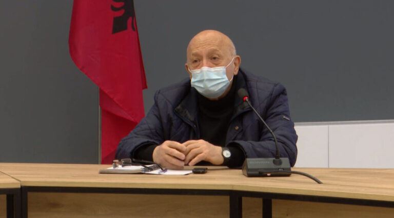 Vdekja e të rinjëve nga Covid-19, mjeku Kraja: Janë dy shkaqe, vijnë vonë në spital