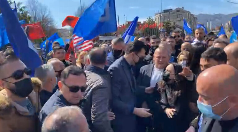 ”Vini maskat”/ Basha në Shkodër: Më 25 prill mposhtim Covid-in e madh (Rama). Qytetari: Të hangsha zemrën