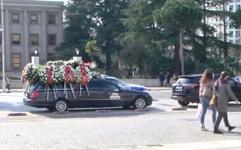 Pas homazheve, Bashkim Fino përcillet për në banesën e fundit