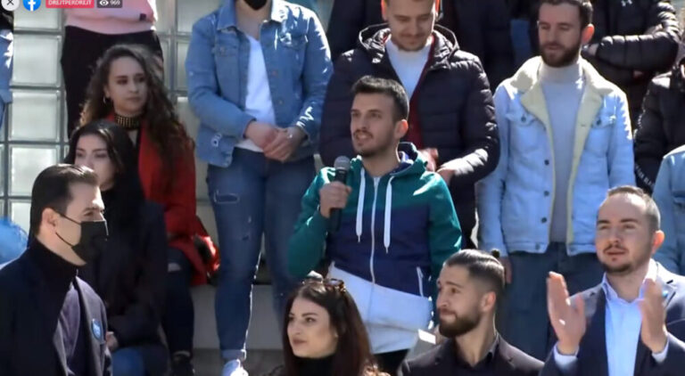 Studentët e përshëndetën Bashën me poezinë e Asdrenit, me të cilën kreu i PD ka hapur librin (VIDEO)