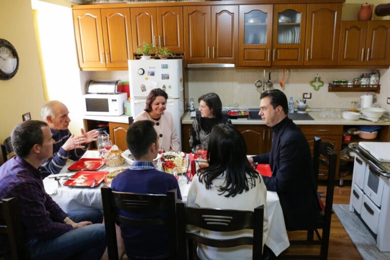 Basha vizitë në familjen korçare: Fajin për gjendjen e shëndetësisë e ka keqqeverisja