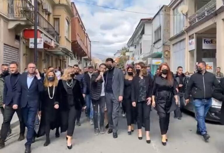 Video/ “Shqipëria fiton”: Vazhdon mikpritja për Bashën në Elbasan, nisin takimet me qytetarët