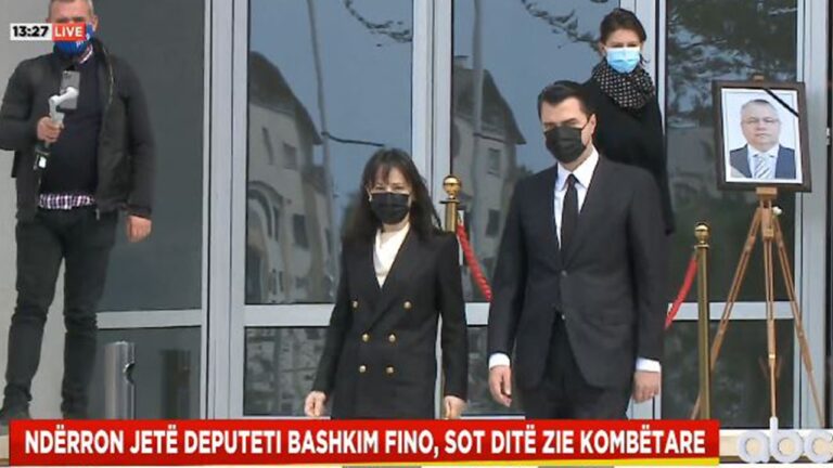 Basha me të shoqen homazhe për Bashkim Finon te Pallati i Kongreseve