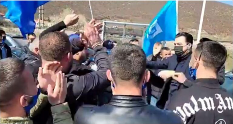 Brohoritje dhe flamuj të PD, Basha pritet me entuziazëm nga demokratët e Korçës