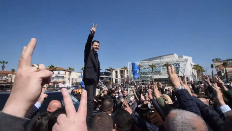 Pritje madhështore në Kavajë. Basha hipën mbi makinë: Rama ik (VIDEO)