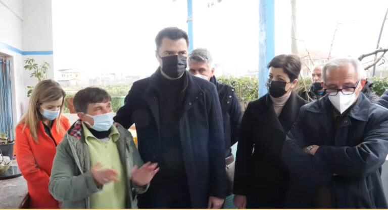 Basha në familjen në nevojë në Lezhë: Rama është lodhur vetëm për veten