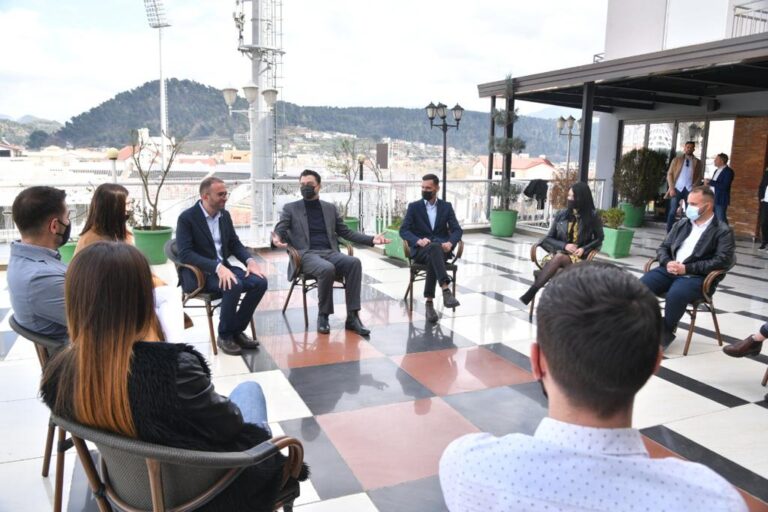 Basha takim me studentët në Elbasan: Rinia është fuqia e ndryshimit që po vjen
