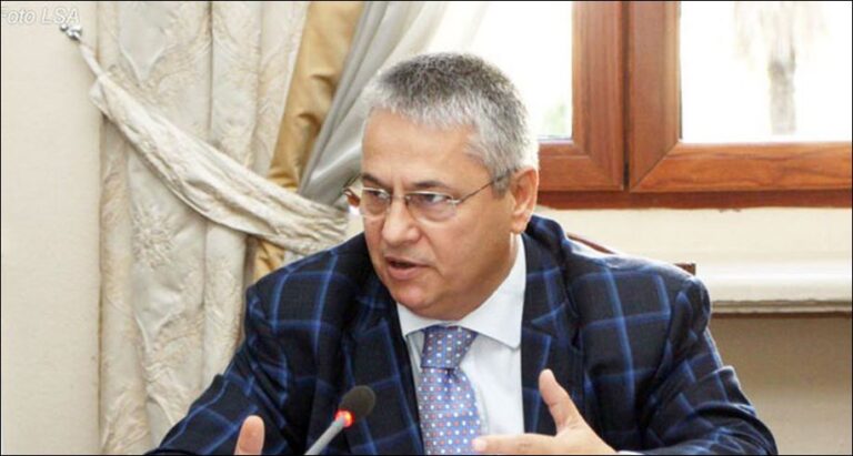 FOTO/ PD ul flamurin në gjysmë shtizë në nderim të Bashkim Finos