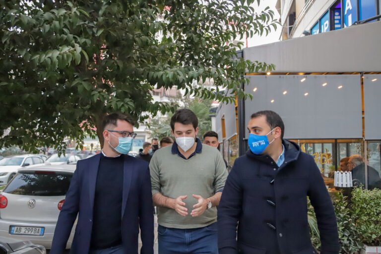 Takimi me të rinjtë në Unazen e Re, Këlliçi i shoqëruar nga Presidenti i Studentëve Demokratë të Europës