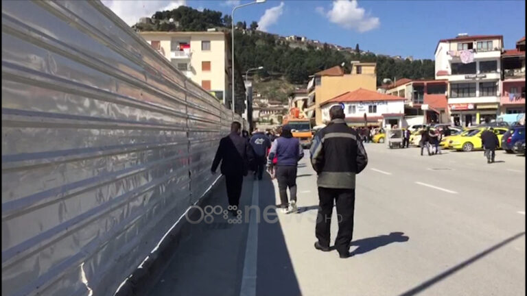 Jeta në rrezik dhe në qendër të Beratit, Bashkia dhe firma e ndërtimit s’kanë lënë hapësira për trotuare