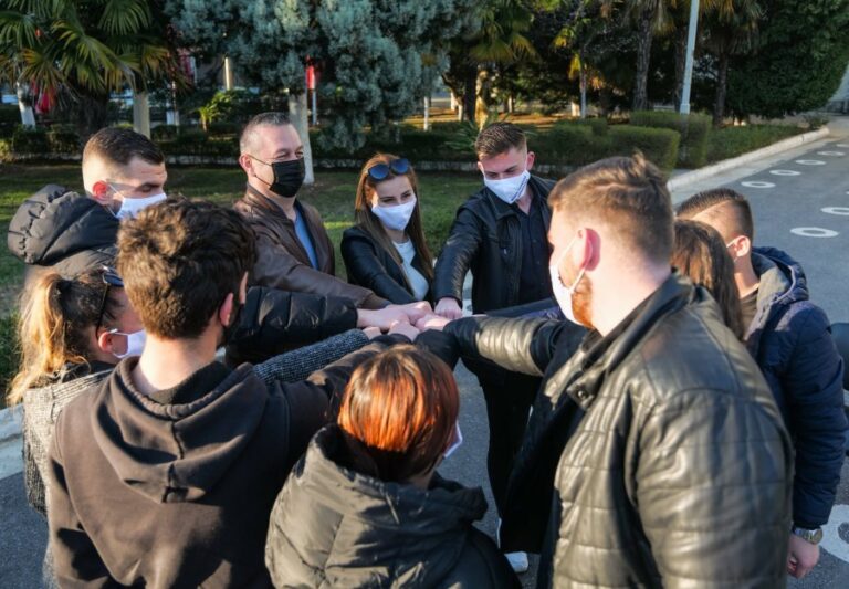 30 vite nga eksodi/ Bushati me të rinjtë: Asnjë qytet s’të bëhet Shkodër, asnjë shtet s’të bëhet Shqipëri