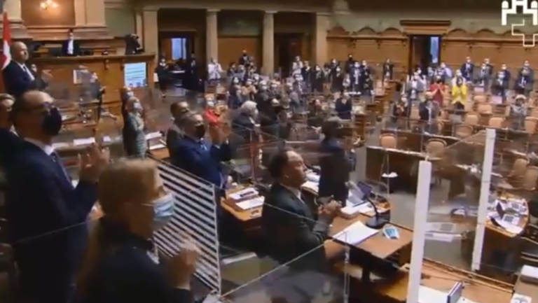 Vjosa Osmani pritet me duartrokitje në Parlamentin e Zvicrës