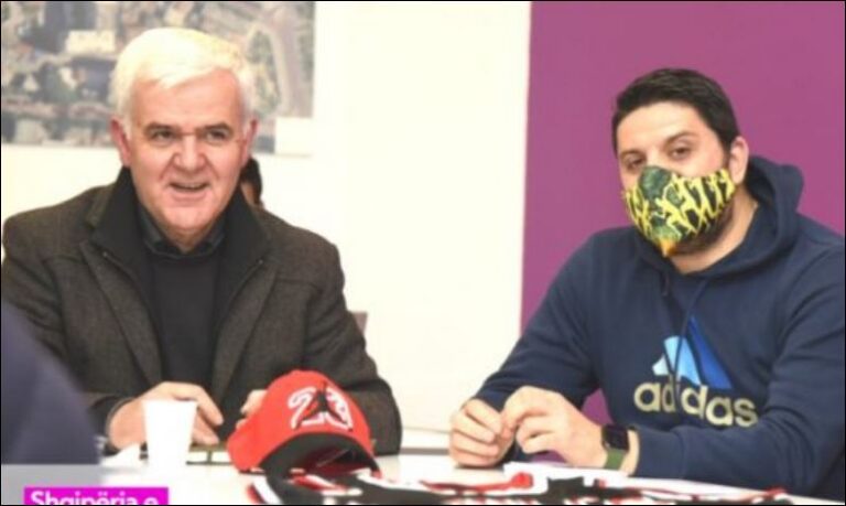 Fatmir Xhafaj siç nuk e keni parë! Shfaqet me bluzën dhe kapelën e legjendës së basketbollit, e veçanta me numrin 23