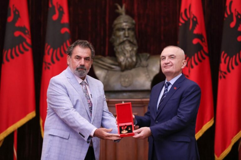 Presidenti Meta dekoron aktorin Aleksandër Rrapi: Këta janë ambasadorët e kulturës shqiptare nëpër botë