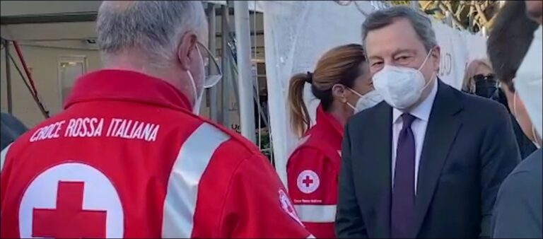 Kryeministri italian Draghi dhe e shoqja vaksinohen me AstraZeneca