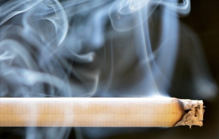 A e shton duhanpirja rrezikun e prekjes nga Covid-i i formës së rëndë?