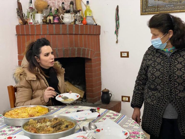 “Do ta provoj se s’bën”, Grida Duma i shkon qytetares në shtëpi dhe i komenton gatimet