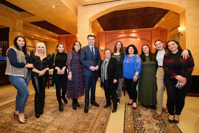 Basha uron 8 Marsin: Ju, gratë e Shqipërisë, jeni forca e vendit, meritoni një qeveri që kujdeset për ju