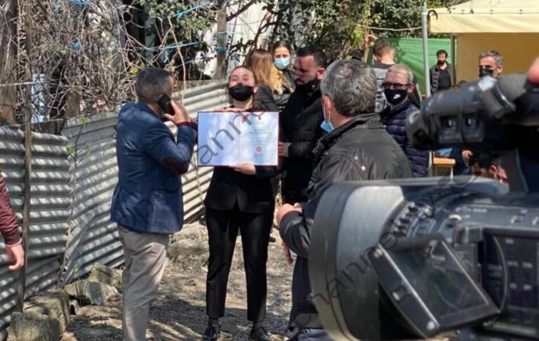 Gruaja e Arjan Salës shtrëngon certifikatën e ”Dëshmor i Atdheut”: Është hero