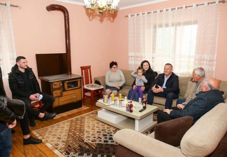 “Nuk do t’ju zhgënjej”, Bushati: Nëse fitoj besimin e secilit prej jush, nder e përgjegjësi të jem zëri juaj