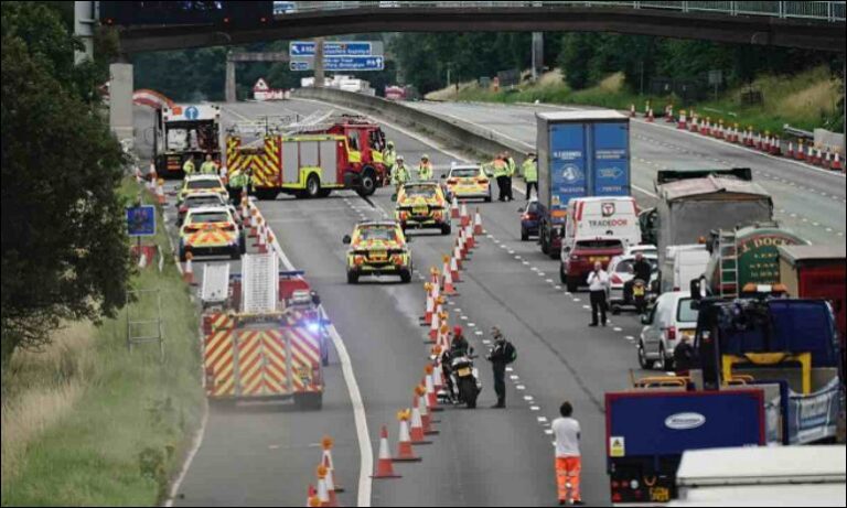 E rëndë në Itali, del në autostradë për të mbledhur paratë që ia mori era, përplaset për vdekje nga makina 56-vjeçari
