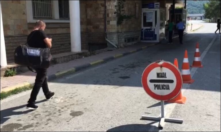 Frika nga COVID-19, Greqia shtyn sërish afatin e bllokimit të pikës kufitare të Kapshticës
