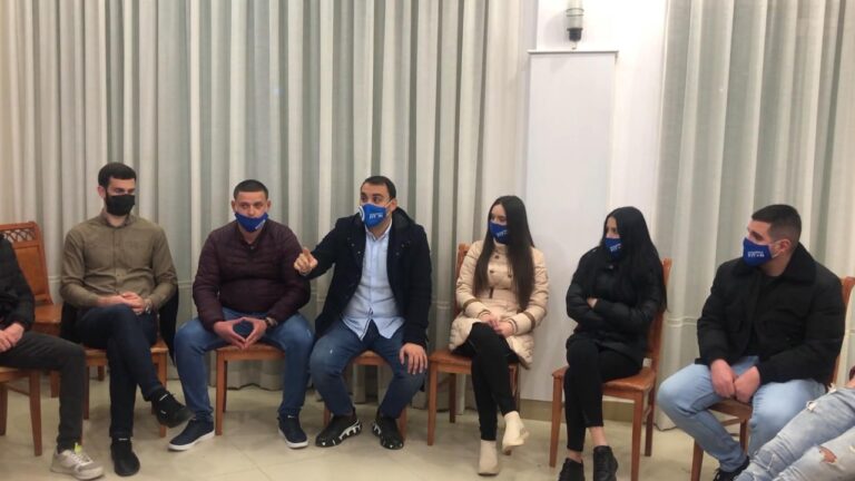 Belind Këlliçi takohet me të rinjtë e Kasharit: PD ka një program të dedikuar për ju