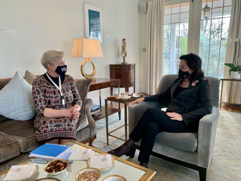 Ambasadorja amerikane takim me shefen e OSBE për vëzhgimin e zgjedhjeve në Shqipëri