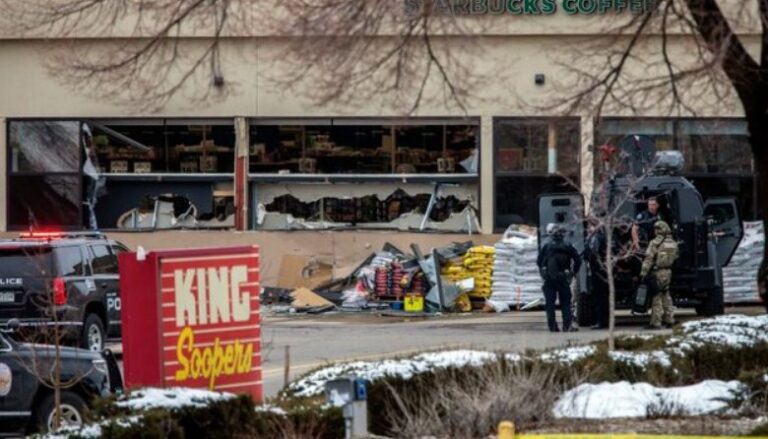 Horror në Kolorado! Një person qëllon me armë brenda një supermarketi, të paktën 10 të vdekur, mes tyre dhe një polic (VIDEO)