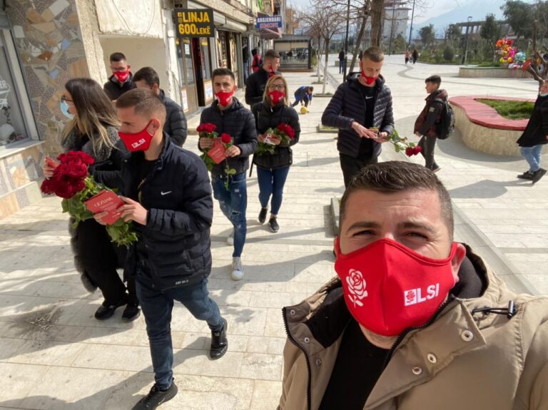 LRI dhuron lule për 8 Marsin (Foto)