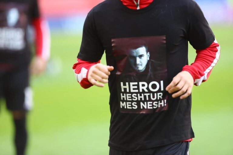 Kuqezinjtë nderojnë Arjan Salën, mesazhi në fanellë: Heroi me shpirt mes nesh