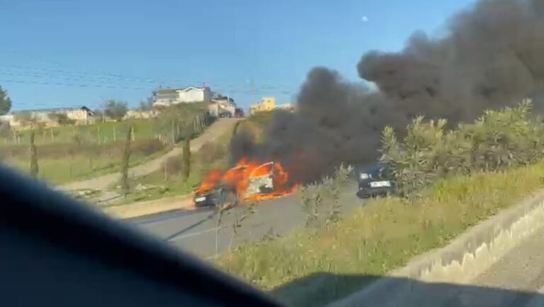 E frikshme në Tiranë, makina merr flakë në ecje (VIDEO)