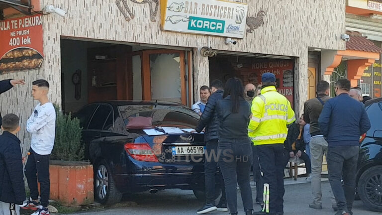 Ndodhi në Durrës, makina humb kontrollin dhe futet në lokalin e mishit (Foto)