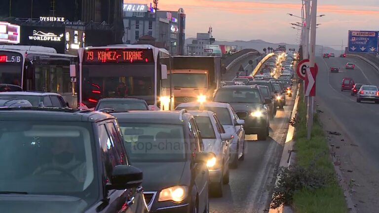 Kaos me trafikun në Tiranë