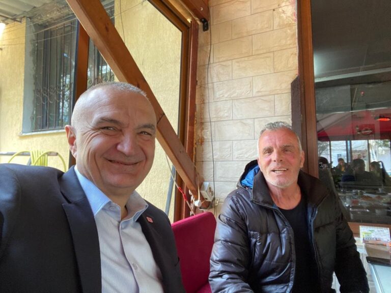 Foto-lajmi/ Meta takim të veçantë me “legjendën e gjallë bardhë e blu dhe kuqezi”, Agustin Kola