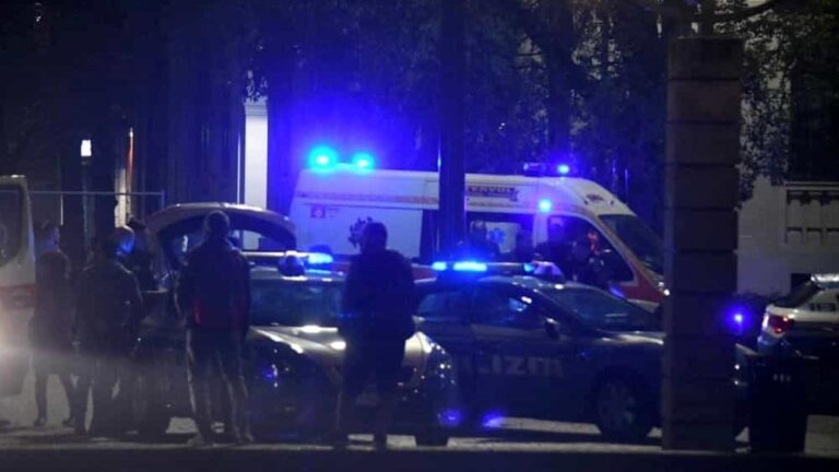 Nata “e çmendur” e shqiptarit/ Përplaset me tre makina, sulmon edhe policinë, përfundon në spital