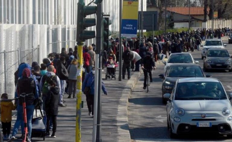 Italianët në Milano në radhë për ushqim dhe veshje