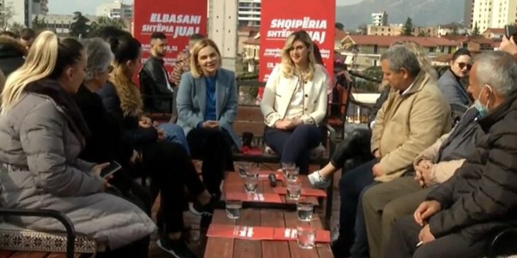 Kryemadhi prezanton Klaudia Krasnikën si kandidate në Elbasan: S’po luftojmë për deputetë që pasurohen vetë e ndryshojnë flamujt politikë