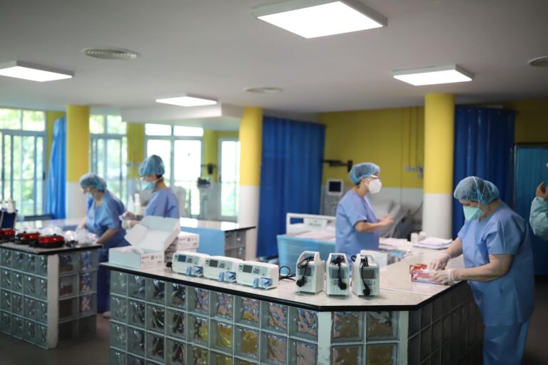 Sot një vit nga nisja e pandemisë në Shqipëri, Manastirliu: Drita në fund të tunelit sa vjen e qartësohet!