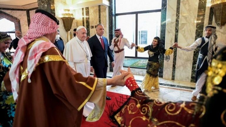 Papa Françesku mbërrin në Irak, paçka rrezikut për sigurinë dhe frikës nga Covid-19