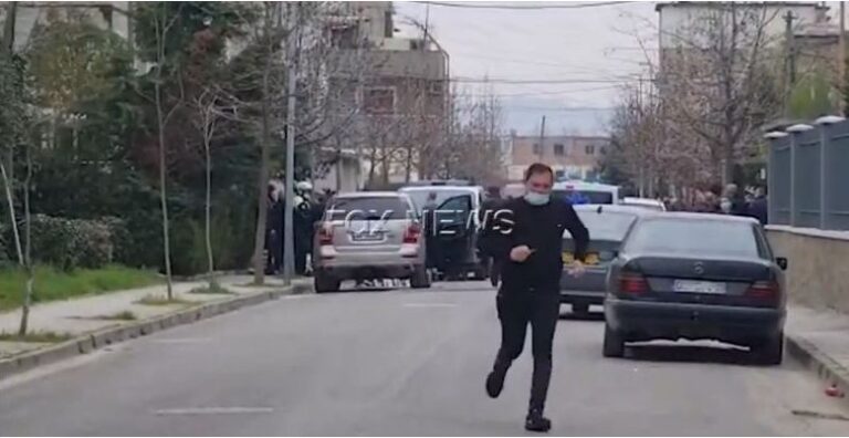 20 të shoqëruar në polici për vrasjen e Mond Çekiçit në Durrës