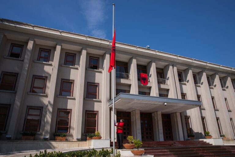 Institucioni i Presidencës ul flamurin në gjysmë shtize në nderim të ish-kryeministrit Bashkim Fino