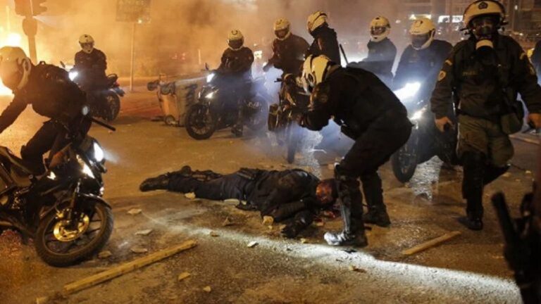 Protesta të dhunshme nga Athina, turma dhunon egërsisht policin